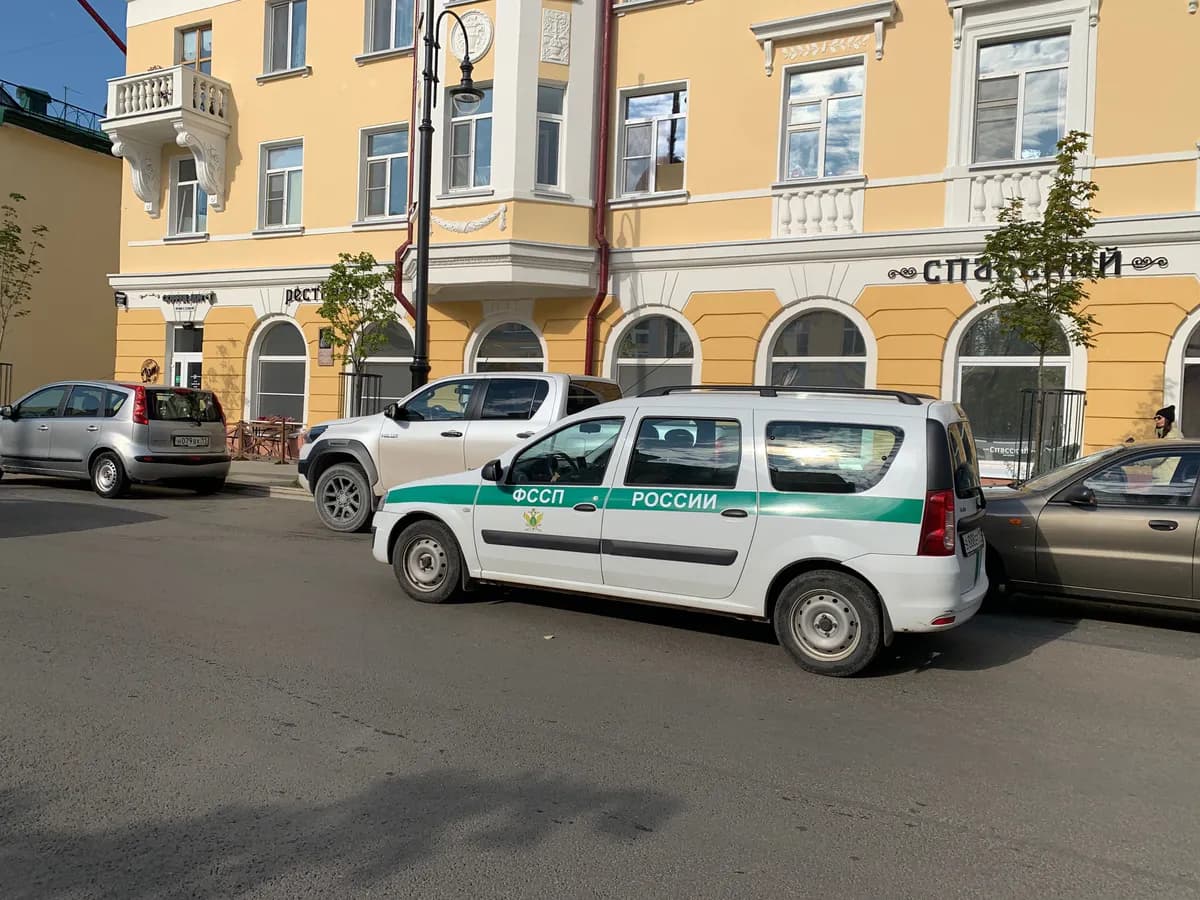В Чувашии судебные приставы нашли должницу по алиментам, прятавшуюся за дверью собственного дома