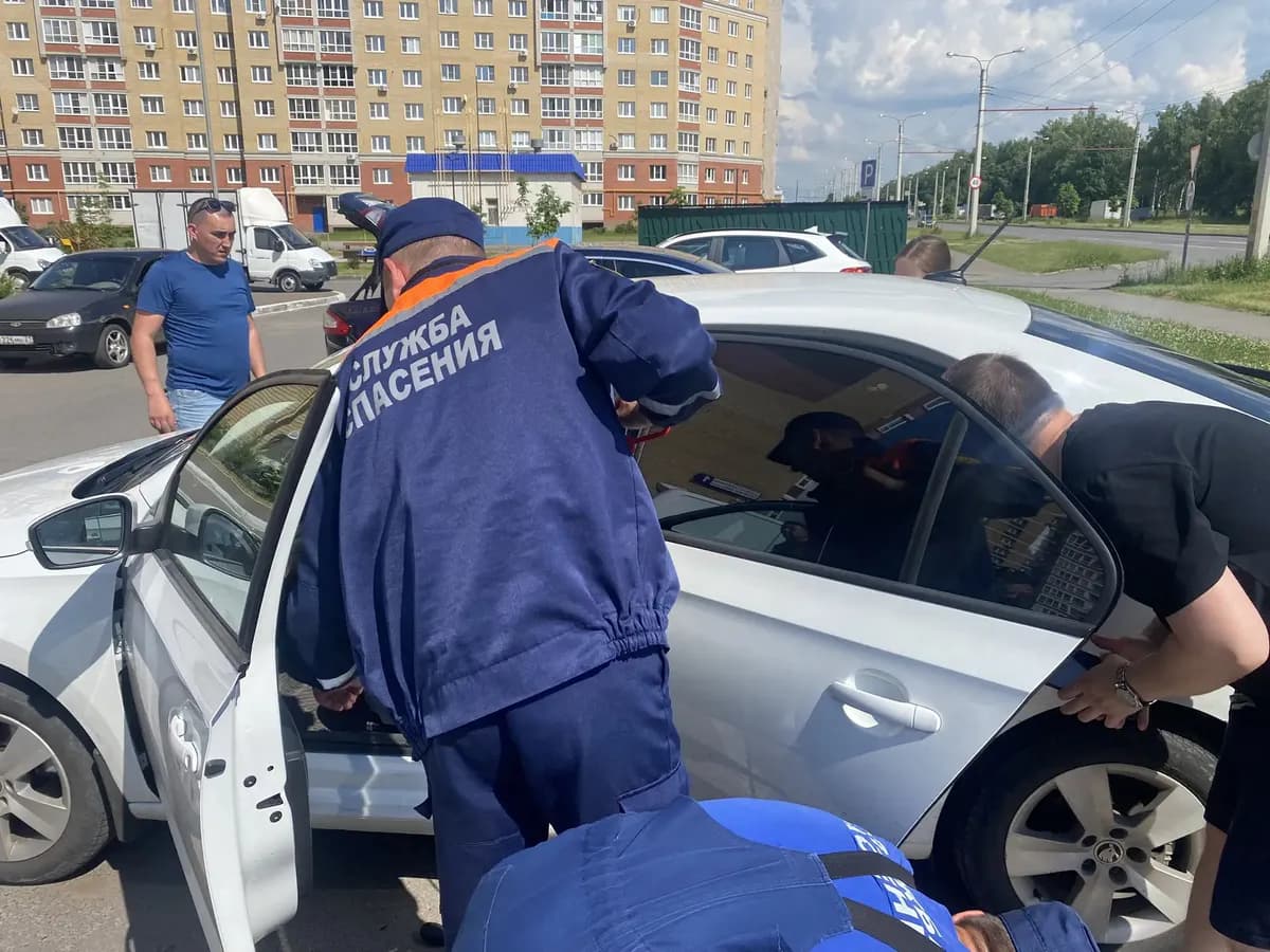 В Чувашии спасатели деблокировали ребёнка из запертого автомобиля в считанные минуты