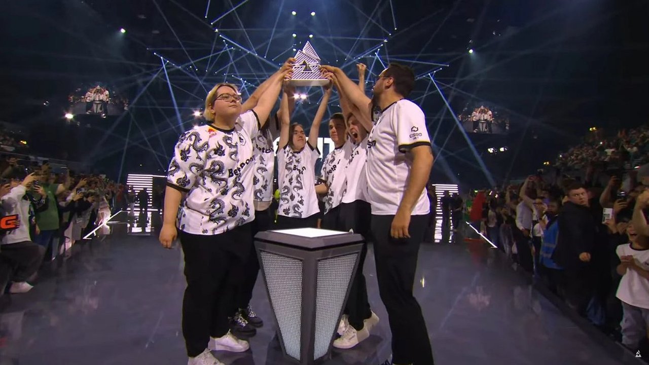 Главная картинка новости: Чебоксарец выиграл более 17 миллионов рублей с командой по компьютерной игре Counter-Strikе в Лондоне