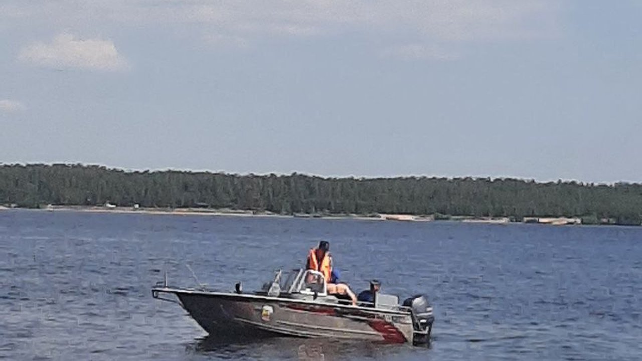 Главная картинка новости: В Чебоксарах спасатели ищут мужчину, зашедшего в реку Волга в час ночи