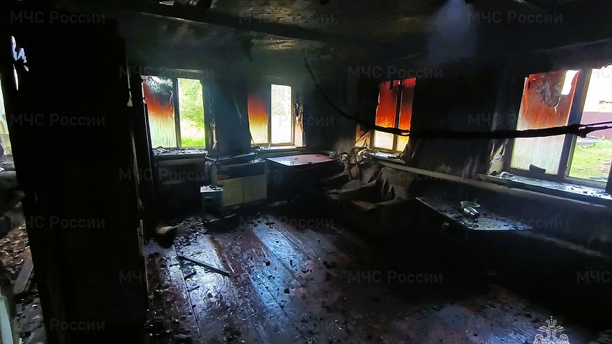 Главная картинка новости: В Чувашии во время пожара погиб человек: огнеборцы нашли его тело