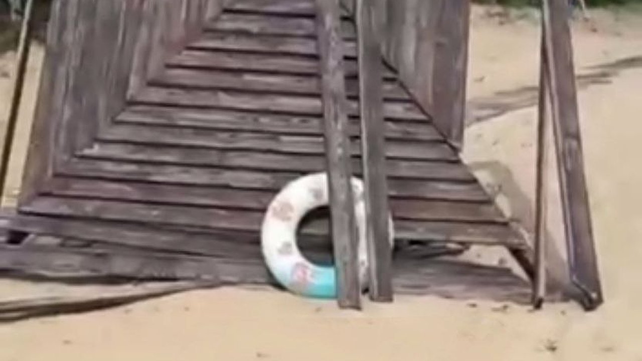 Главная картинка новости: На Левобережном пляже упавший «грибочек» травмировал ребенка