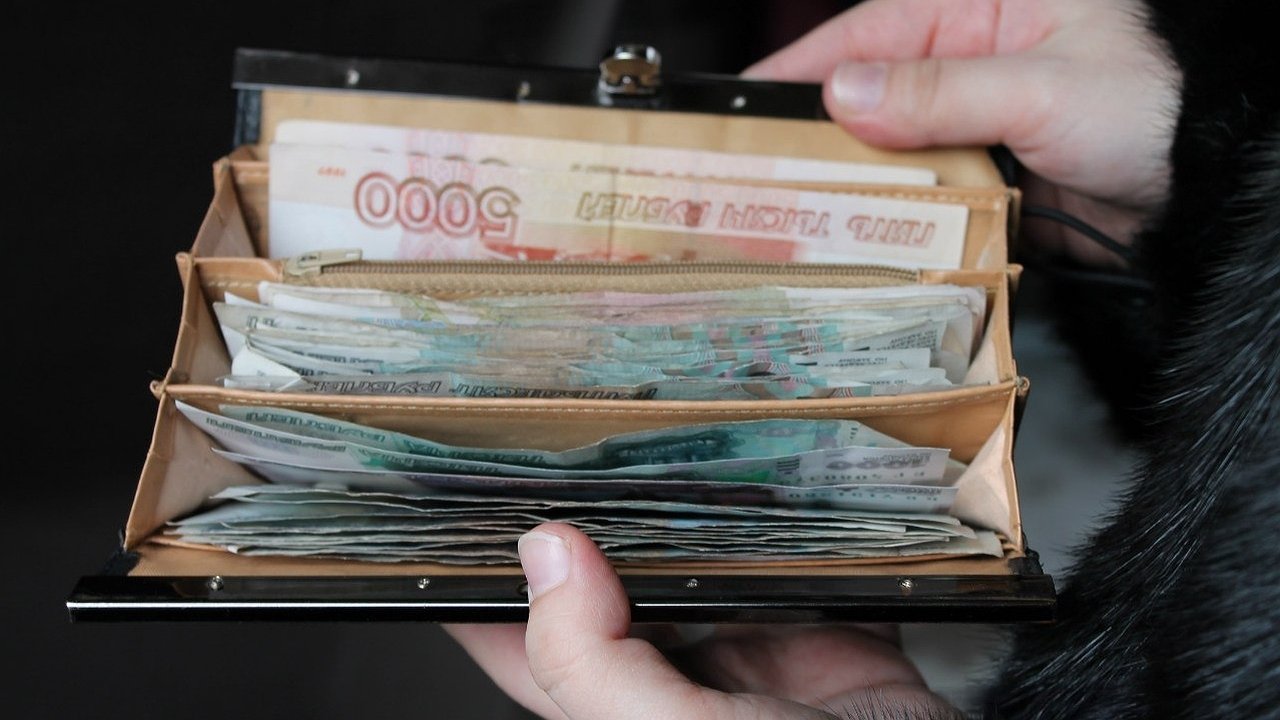 Главная картинка новости: Пенсионерам добавили по 1 250 рублей – списки по году рождения