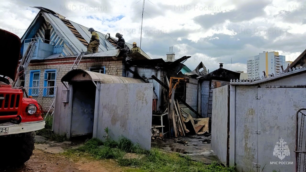 Главная картинка новости: В Альгешево горел частный дом, погиб молодой мужчина