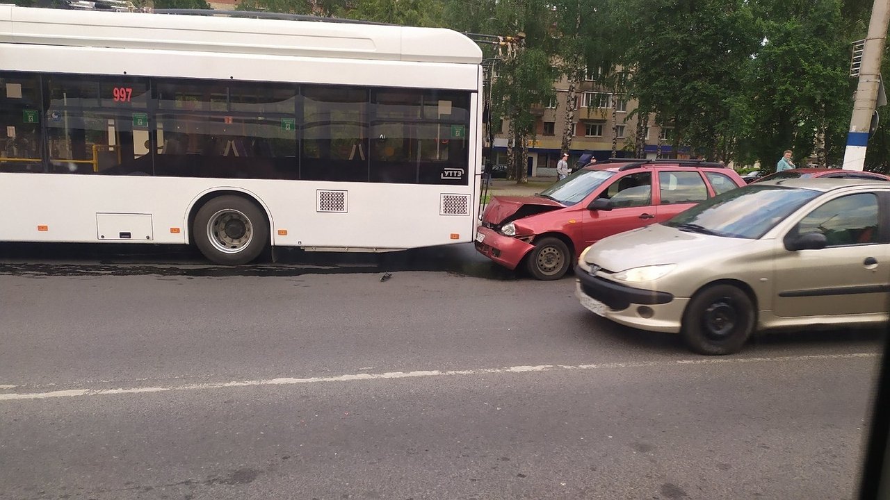 Главная картинка новости: В Новочебоксарске "Лада" влетела в новый троллейбус №62: травмы получила 87-летняя пенсионерка
