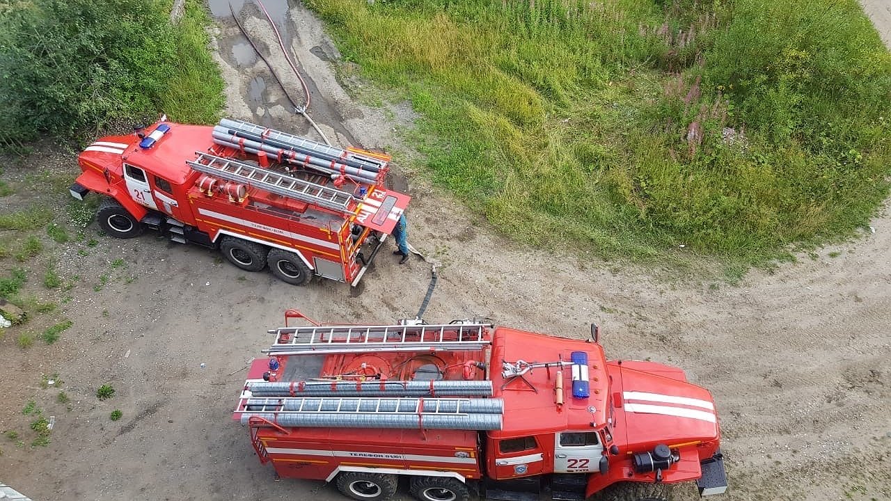 Главная картинка новости: В Чебоксарах на Богданке горит дом