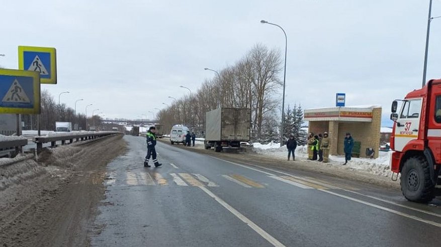 Главная картинка новости: В Моргаушском районе под колеса тягача попал мужчина и получил серьезные травмы