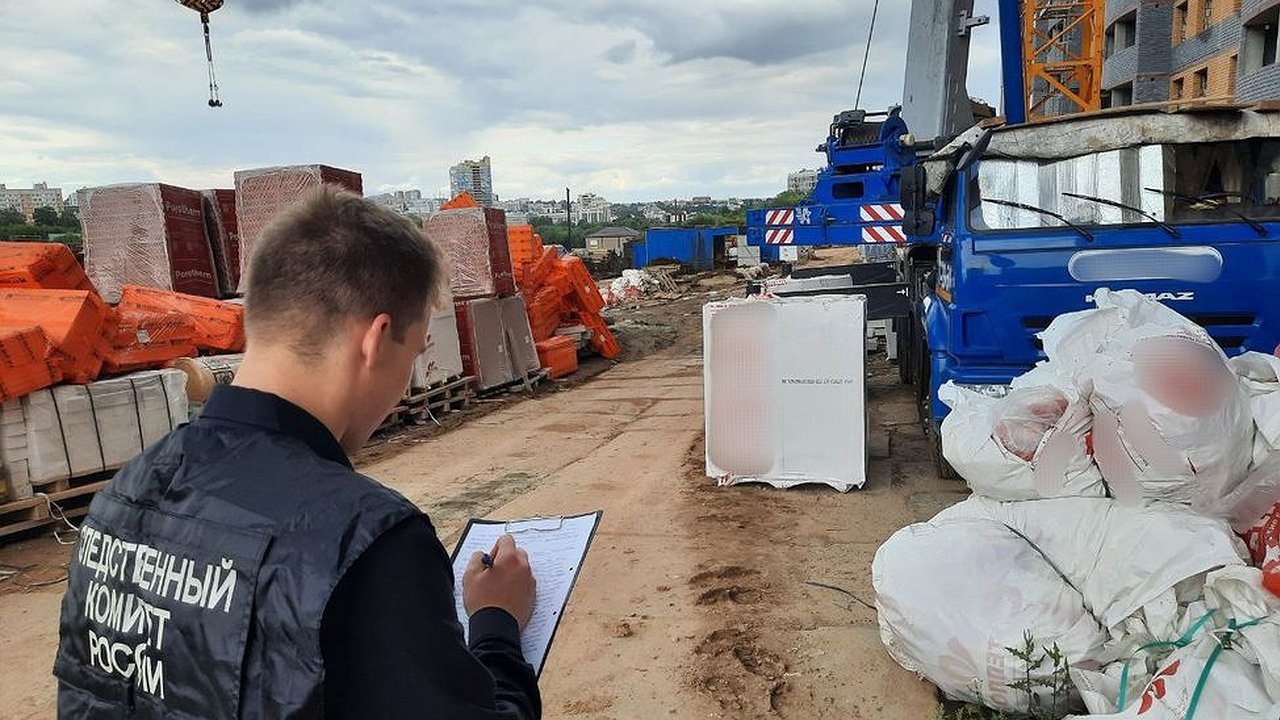 Главная картинка новости: В Чувашии водитель крана получил тяжелые травмы: виновного инженера оштрафовали