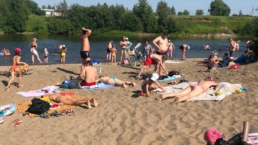 Главная картинка новости: Купаться невозможно, сидим у берега: черноморский пляж выдал неприятный сюрприз отдыхающим