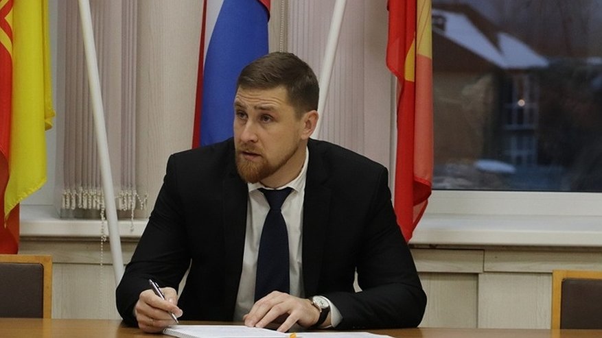 Главная картинка новости: После скандала с расстегнутым ремнем глава Алатыря уволился