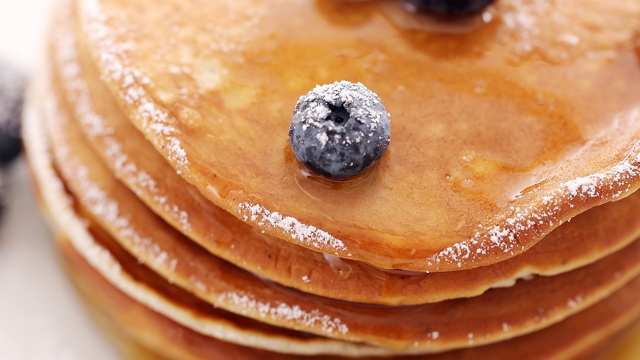 Главная картинка новости: Английские крампеты: воздушные оладьи на скорую руку