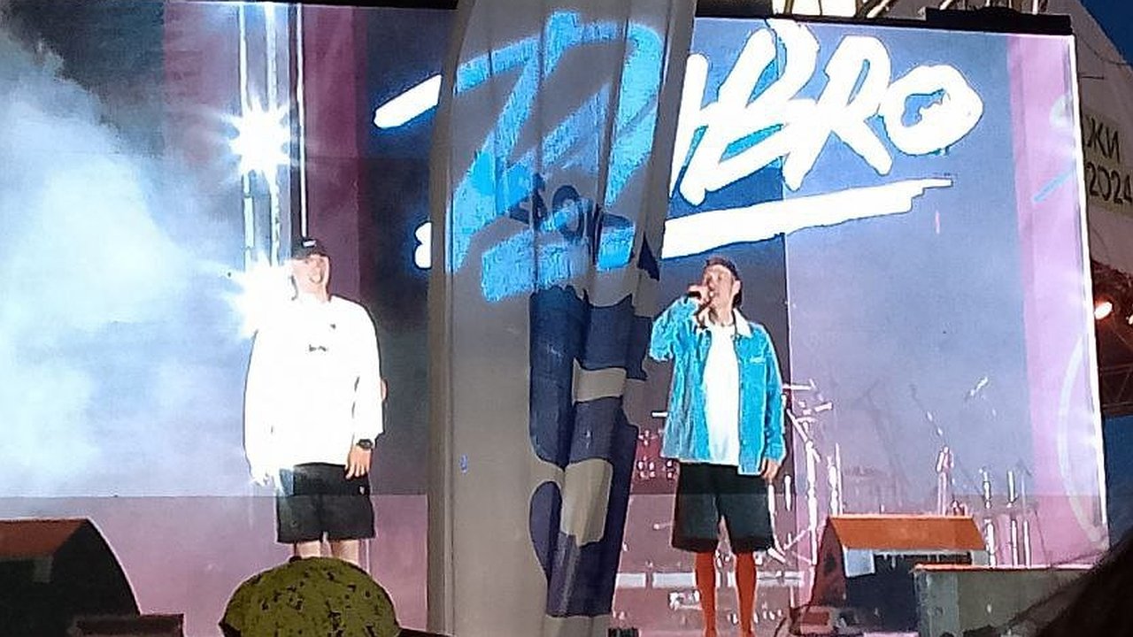 Главная картинка новости: Пели всем городом песню "На часах ноль ноль": группа Dabro выступила на Красной площади в Чебоксарах