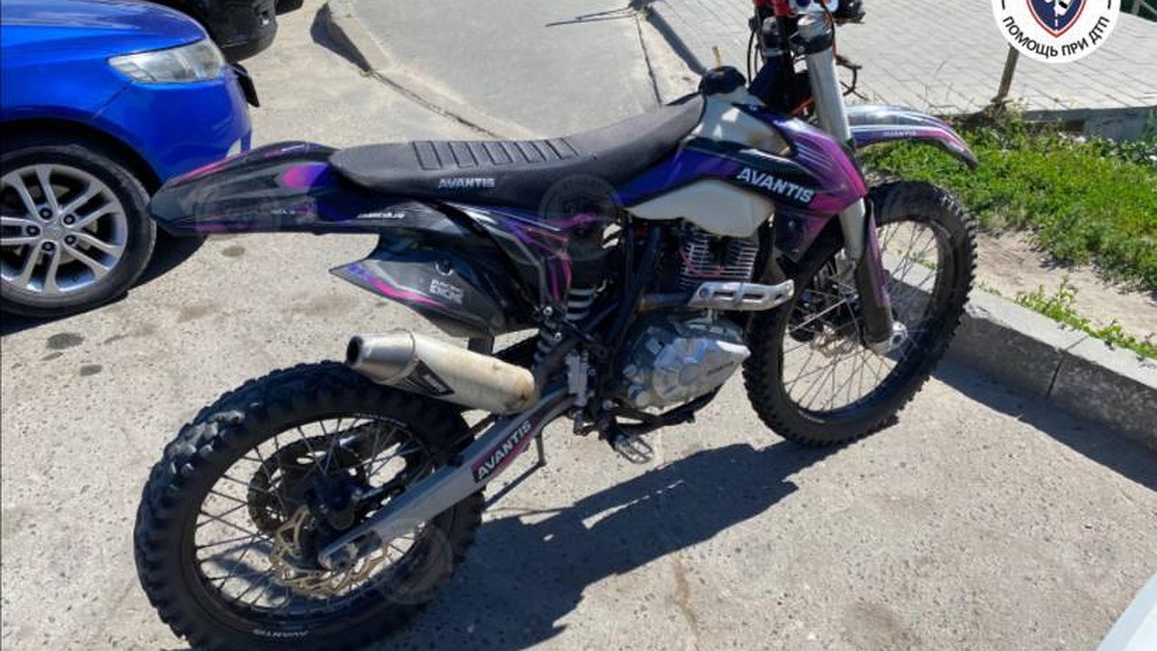 Главная картинка новости: В Чебоксарах пьяный подросток с подругой на питбайке влетел сразу в три автомобиля