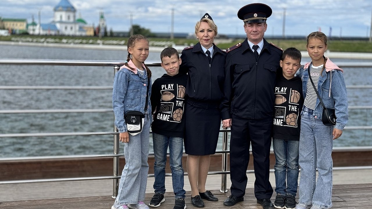 Главная картинка новости: Их сердца соединила служба в полиции: в МВД рассказали о семье сотрудников, где растут две пары двойняшек