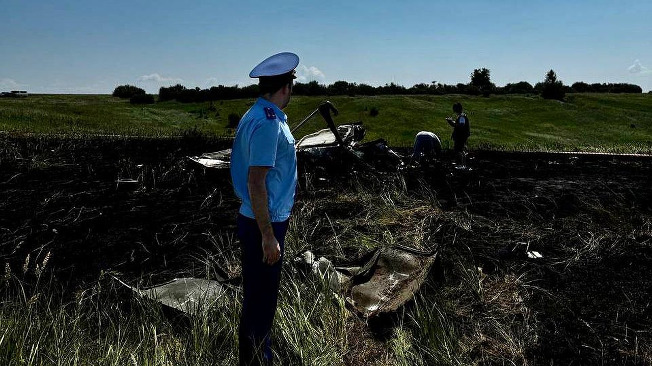Главная картинка новости: При крушении самолета в Татарстане погибли пилот и мать с дочерью, отец ребенка успел выпрыгнуть