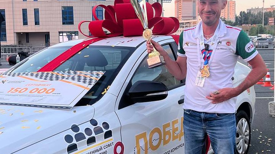 Водитель из Чувашии стал лучшим таксистом России и выиграл автомобиль