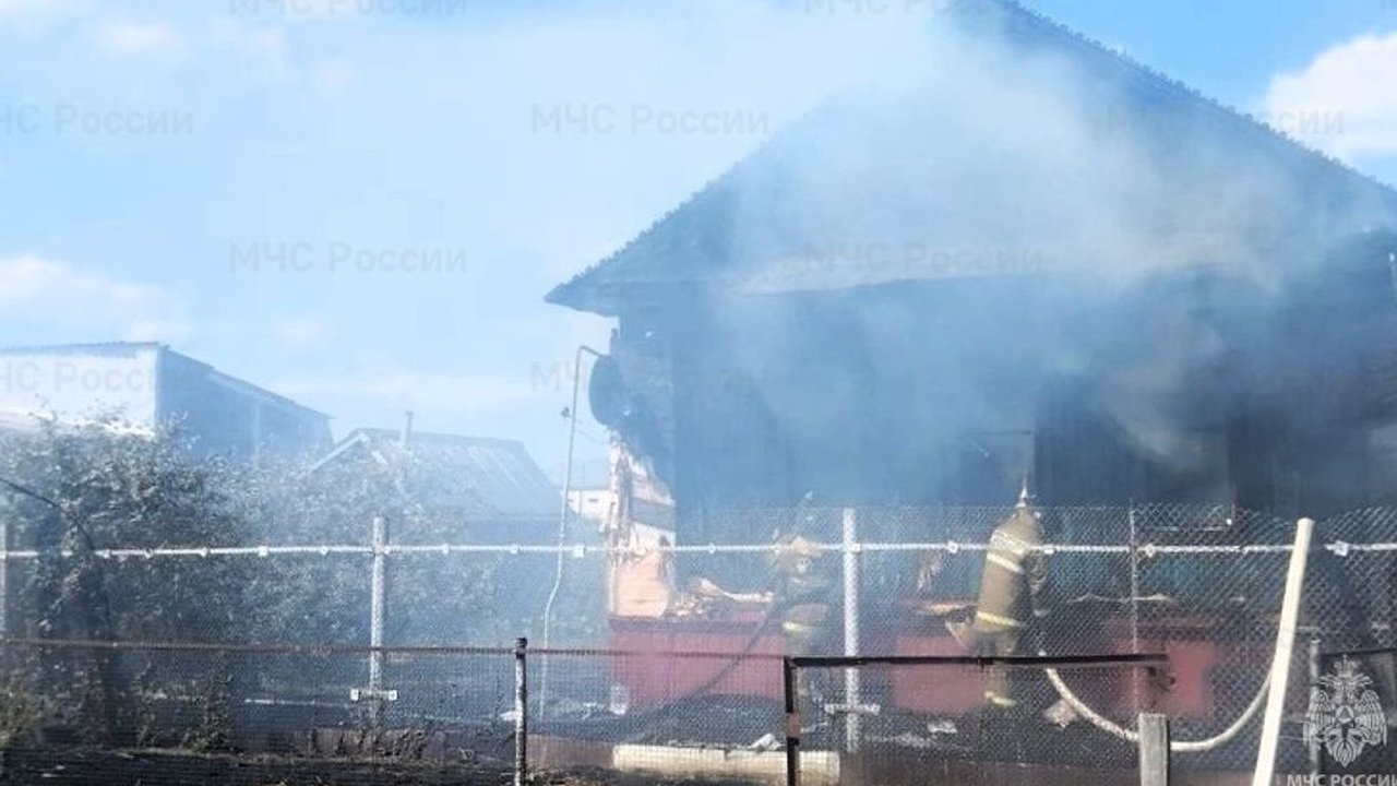 Главная картинка новости: В Батырево сгорел частный дом
