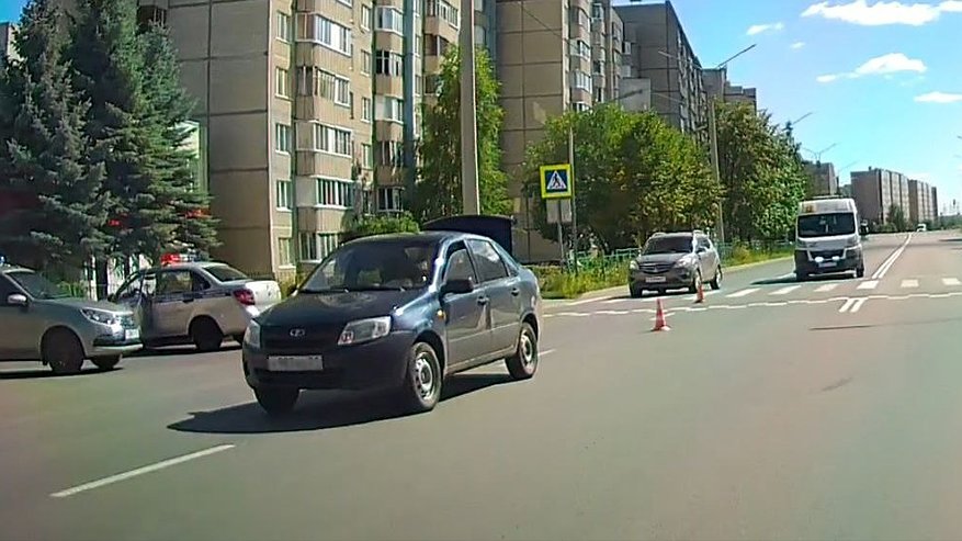 Главная картинка новости: В Новочебоксарске ребенок попал под колеса "Лады Гранты"