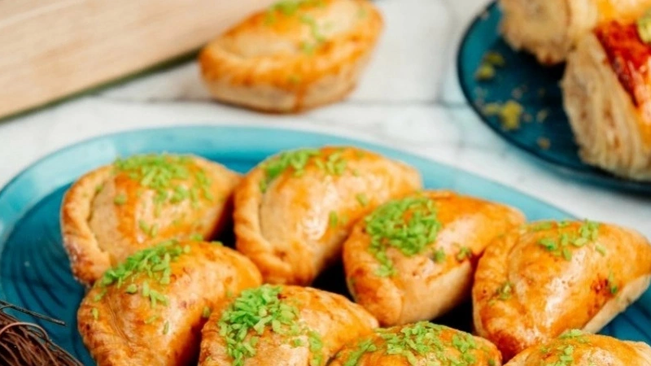 Главная картинка новости: Мягкие внутри и хрустящие, когда кусаешь: готовим летние пирожки по этому рецепту