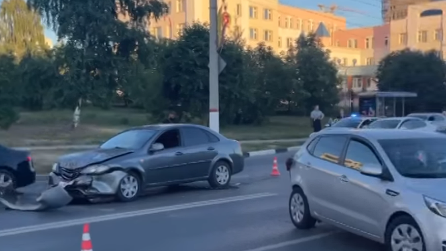 Главная картинка новости: В Чебоксарах на Президентском бульваре в ДТП травмы получили водитель и ребенок-пассажир