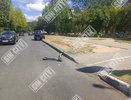 В Новочебоксарске самокатчик влетел в легковушку и сломал ногу