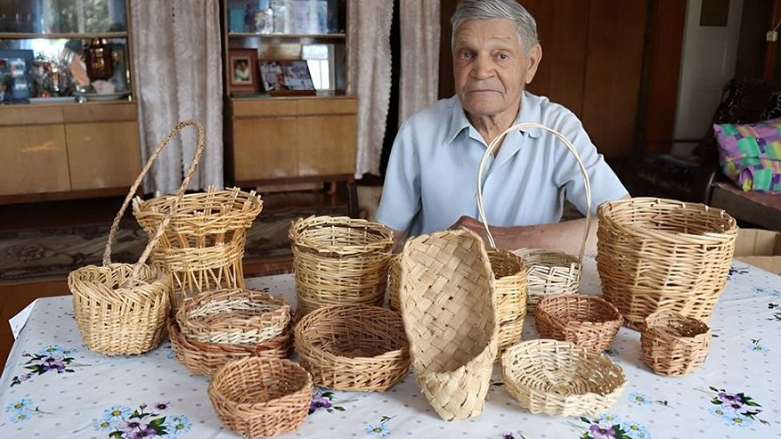 Главная картинка новости: "Нашёл для себя хобби на всю жизнь": почти все местные жители обзавелись корзинами мастера из Чувашии