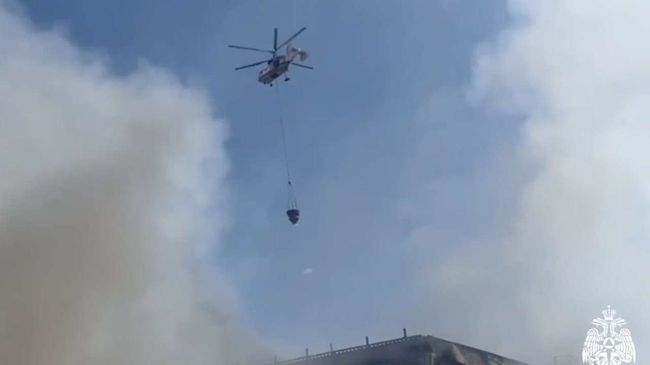 Главная картинка новости: Дикий пожар в центре Москвы на Пресненском Валу: вертолеты тушат огонь