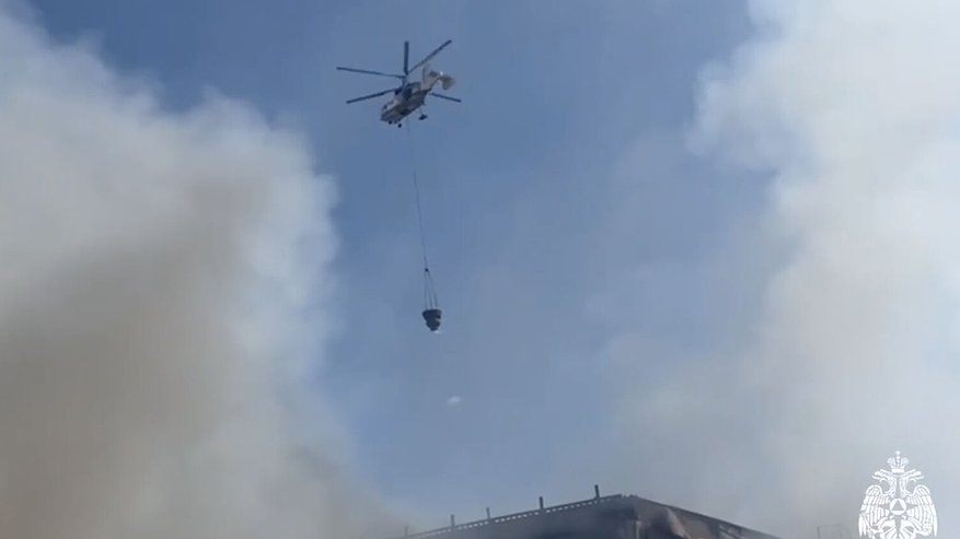 Главная картинка новости: Дикий пожар в центре Москвы на Пресненском Валу: вертолеты тушат огонь