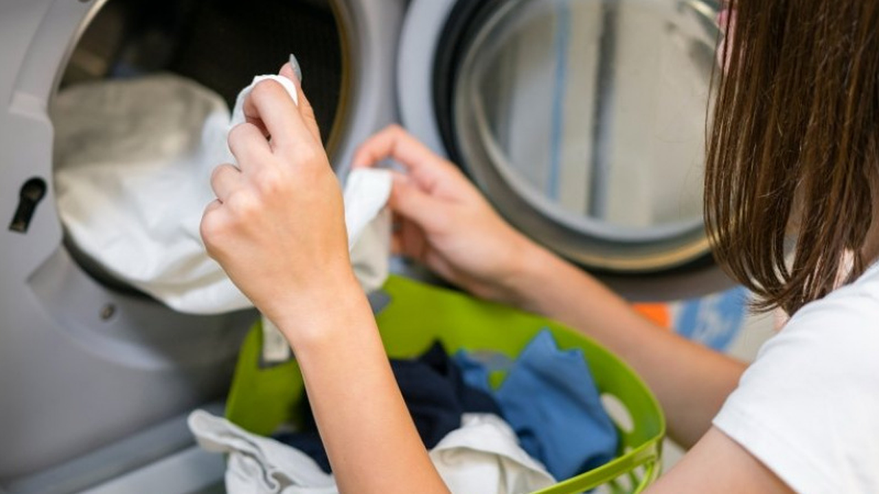 Главная картинка новости: Зажмите 2 кнопки - и стиралка сама очистится грязи, плесени и остатков порошка: вечная служба