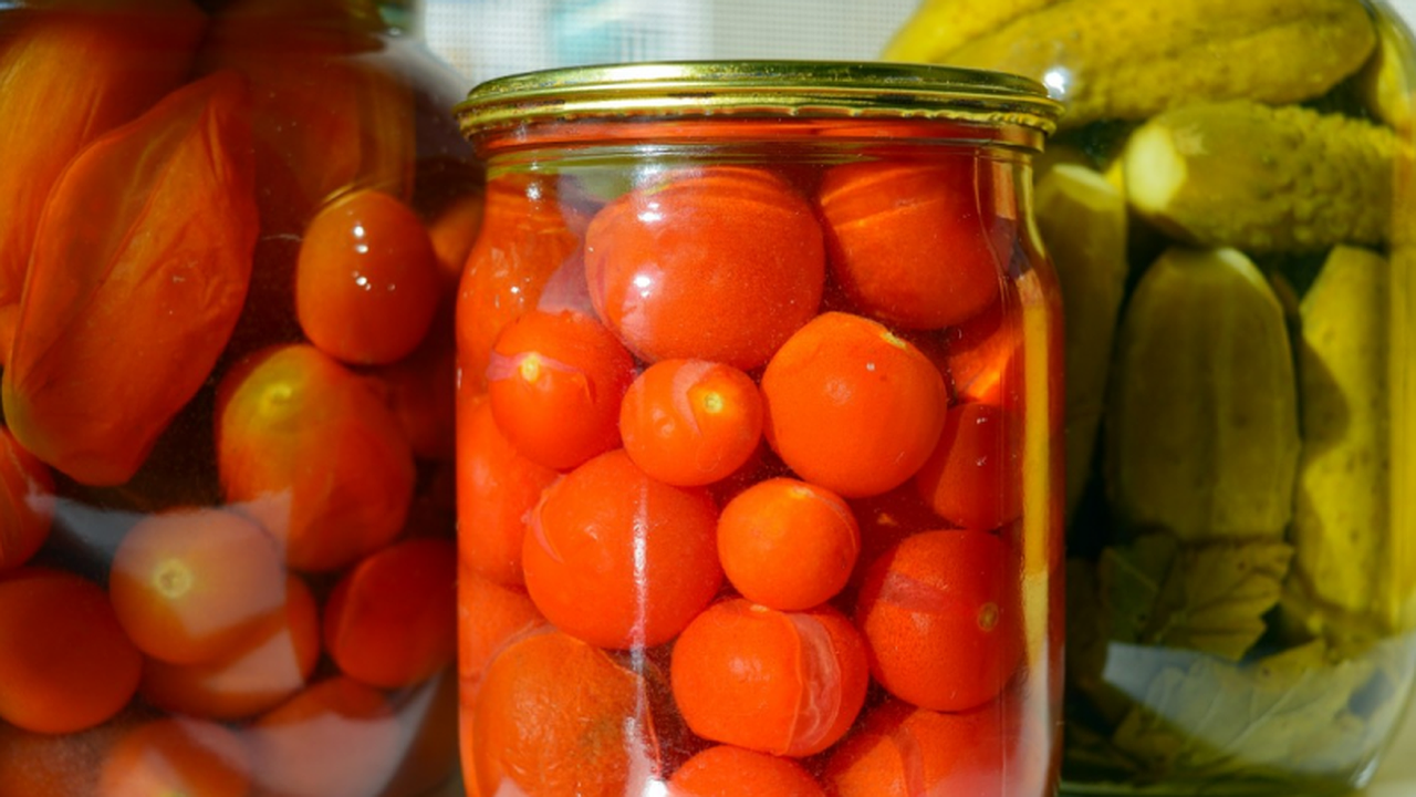 Главная картинка новости: Секретный маринад «3−6−9»: огурцы получаются хрустящими, а помидоры просто растворяются во рту