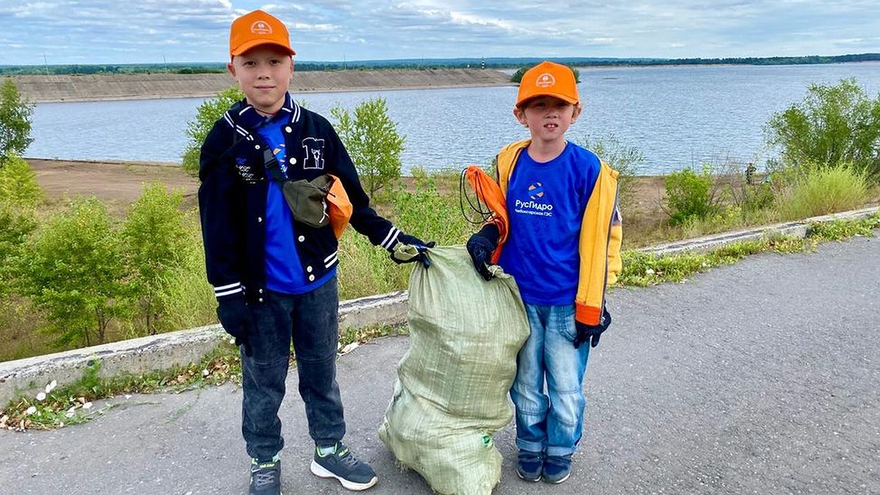 Главная картинка новости: Юные новочебоксарцы очистили берег Волги от мусора
