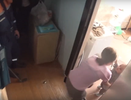 В Чувашии спасатели вызволили маленького ребенка из запертой квартиры