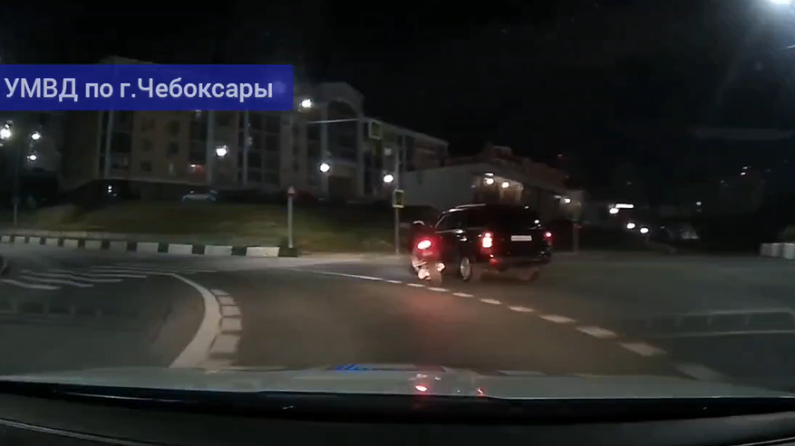 Главная картинка новости: В Чебоксарах пьяный мотоциклист врезался в иномарку, пытаясь скрыться от полиции
