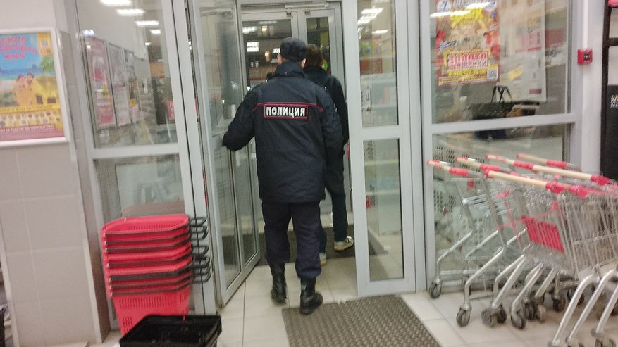Главная картинка новости: В Новочебоксарске 17-летний пьяный парень напал на 15-летнюю знакомую и забрал ее вещи
