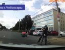 Сотрудники Госавтоинспекции преградили дорогу мотоциклисту без прав в Чебоксарах и уложили его на землю