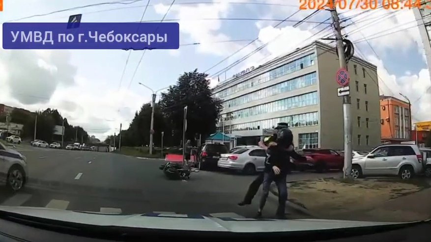 Главная картинка новости: Сотрудники Госавтоинспекции преградили дорогу мотоциклисту без прав в Чебоксарах и уложили его на землю