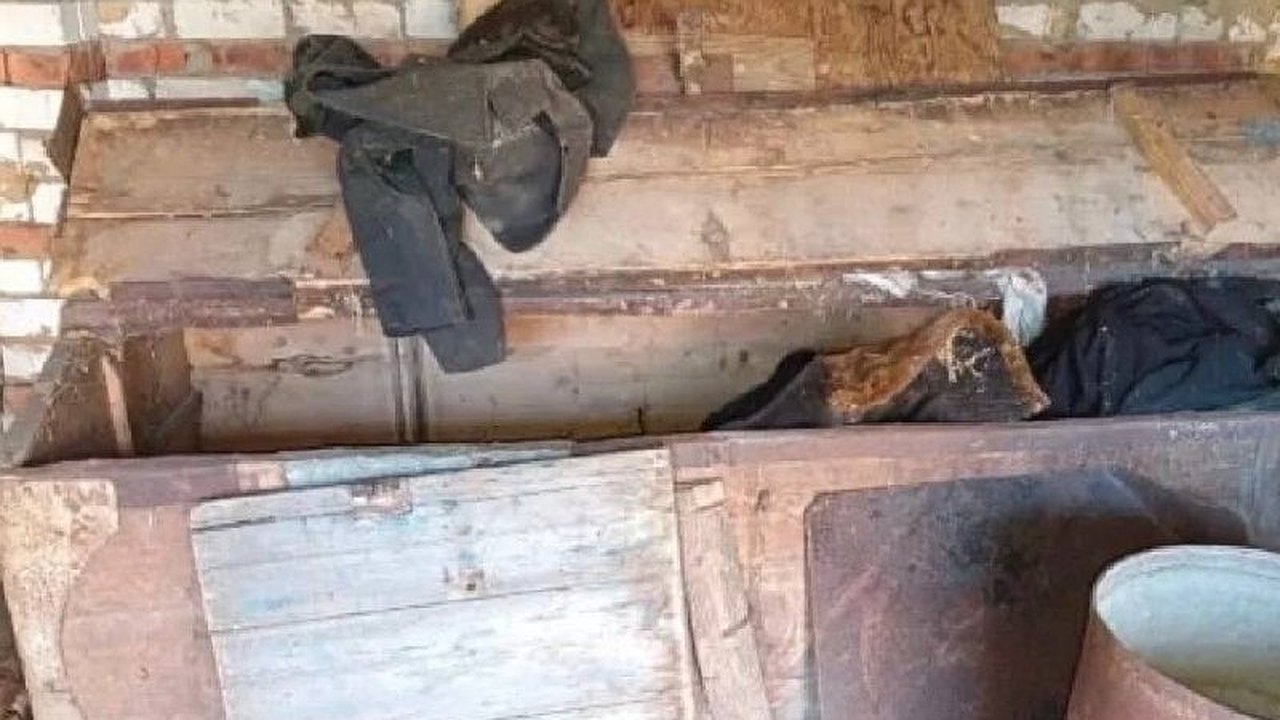 Главная картинка новости: В одной из деревень Чувашии мужчина убил отца монтировкой, тело его связал и спрятал в ящике для хранения зерна