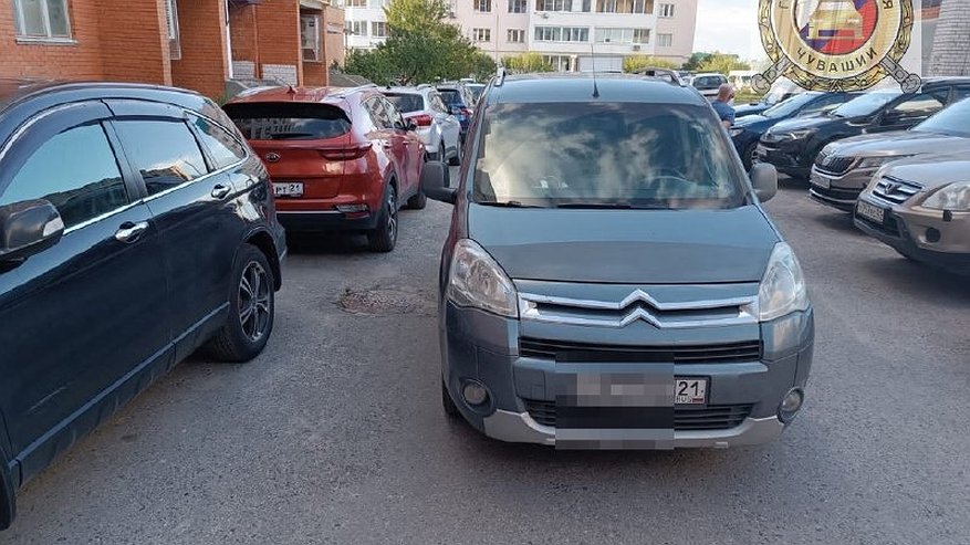 Главная картинка новости: В Чебоксарах в одном из дворов легковушка сбила ребенка, выбежавшего из-за припаркованной машины