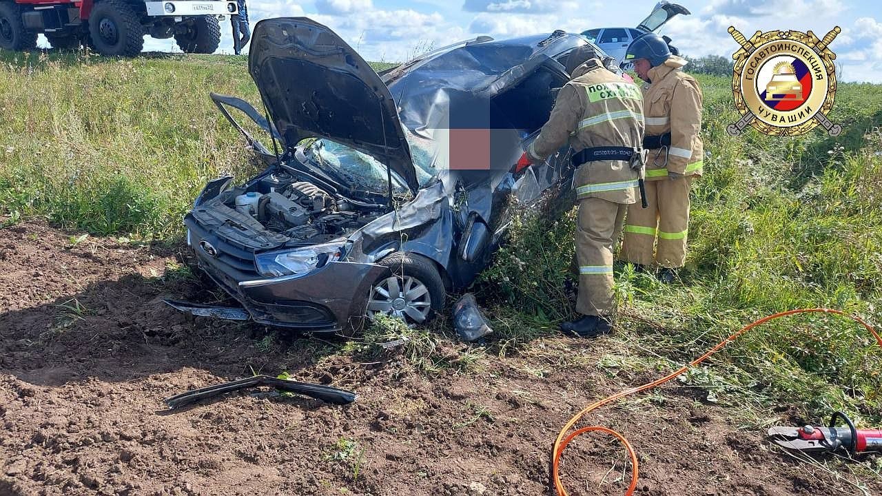 Главная картинка новости: В Чувашии водитель легковушки не справился с управлением на повороте, съехал в кювет и погиб