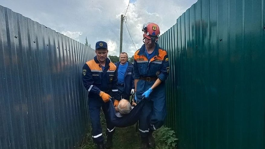 Главная картинка новости: Сотрудники службы спасения донесли сломавшего ногу в овраге дачника до врачей