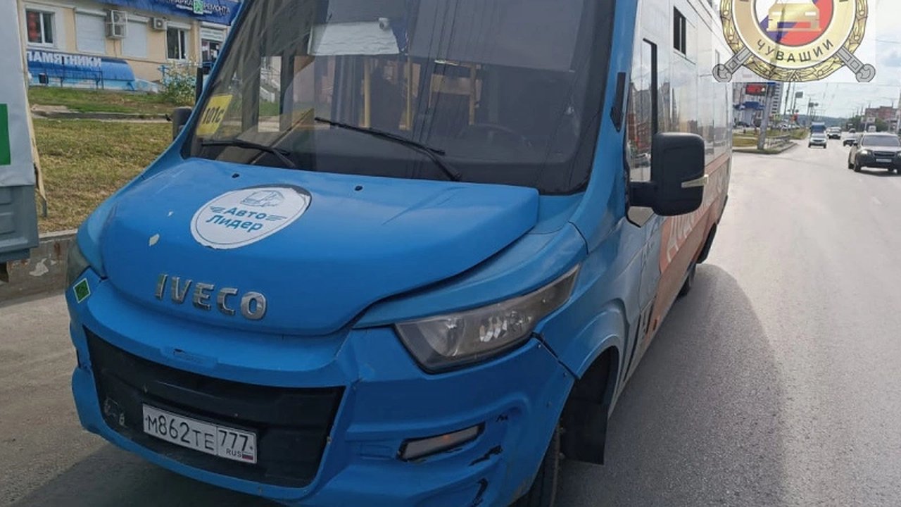 Главная картинка новости: В Чебоксарах в автобусе № 101с школьнику прищемили ногу дверью