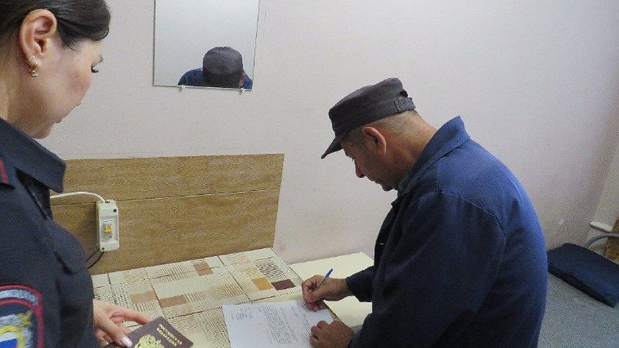 Главная картинка новости: В Чувашии у насильника и педофила забрали российский паспорт