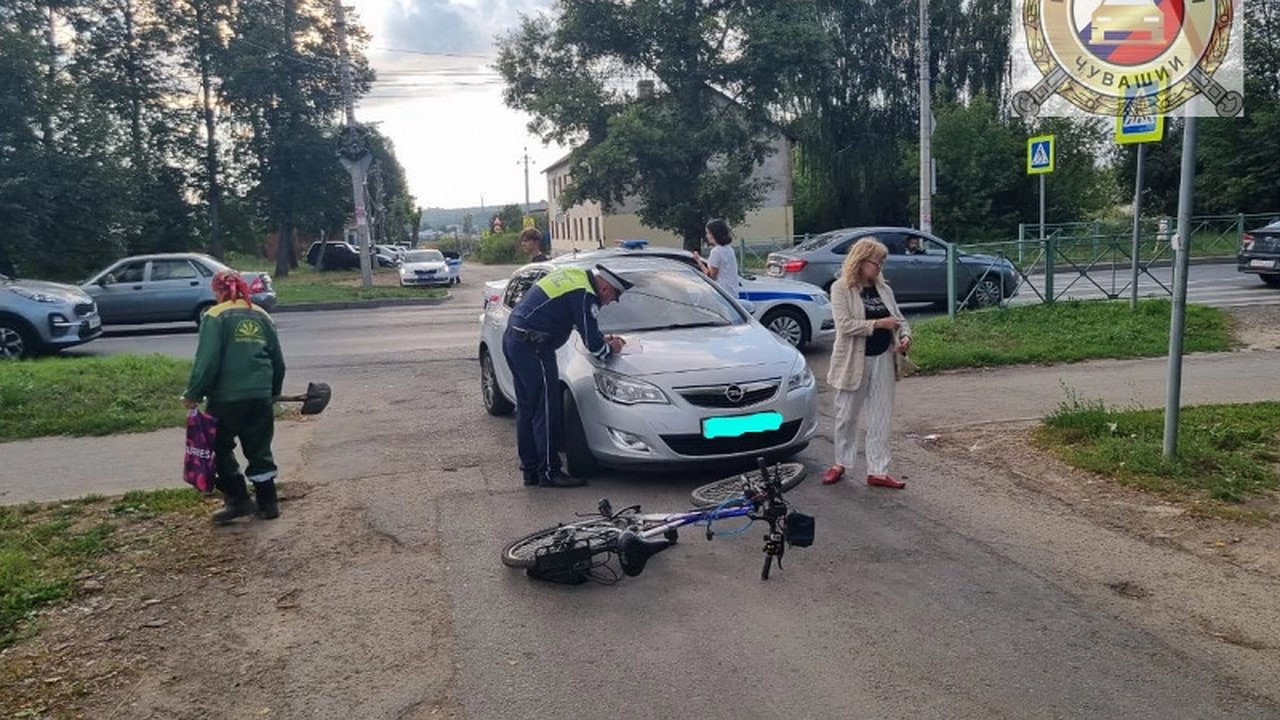 Главная картинка новости: В Чебоксарах легковушка сбила мужчину на электровелосипеде