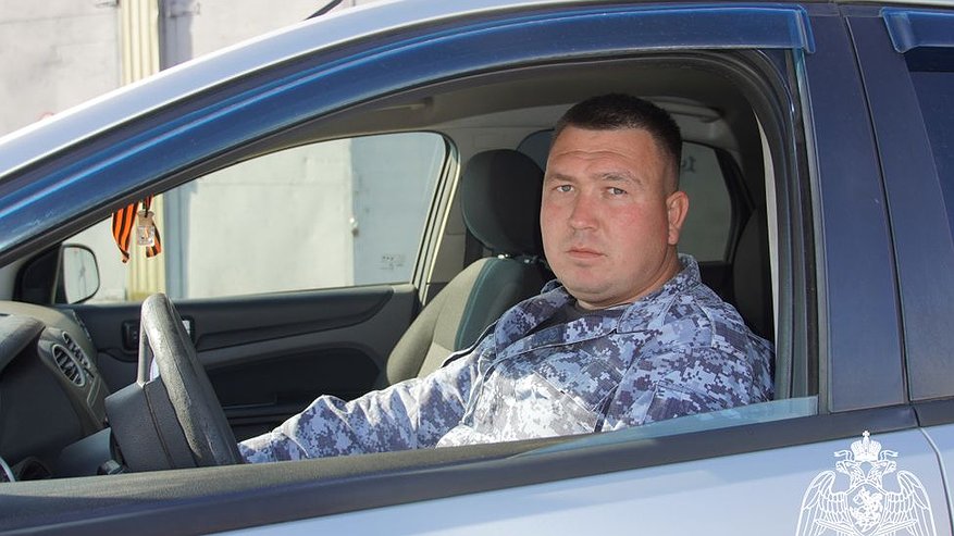 Главная картинка новости: В Чувашии росгвардеец оказал первую медпомощь пострадавшему в ДТП