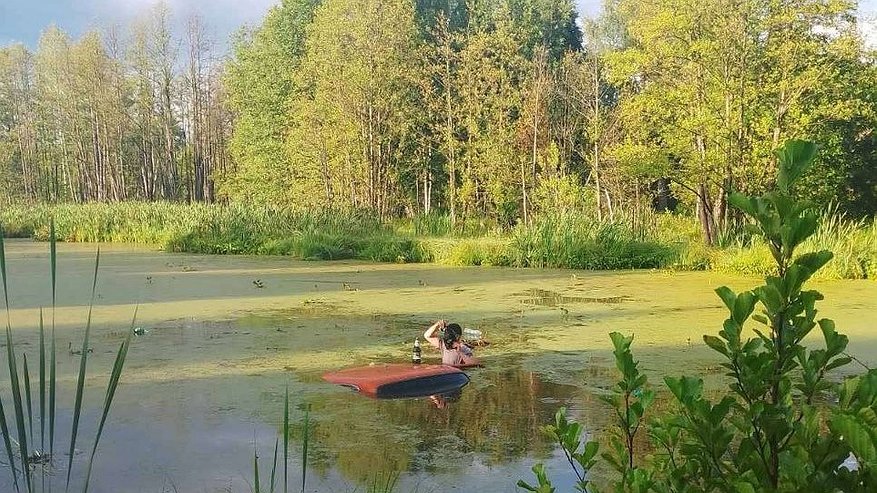 Главная картинка новости: В Марий Эл уходящий от погони пьяный водитель вылетел в пруд, чуть не утонул и достал бутылку пива