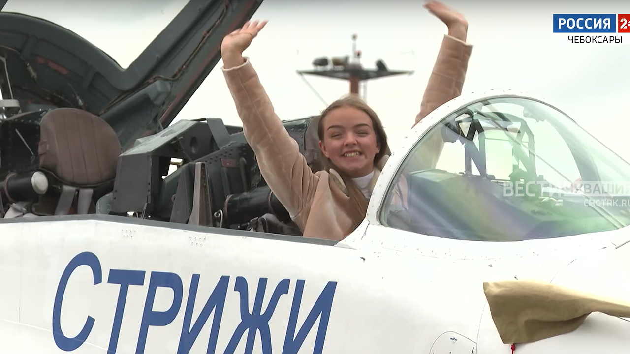 Главная картинка новости: "Летать страшно, не летать — стыдно": более тысячи чебоксарских школьников познакомились с техникой «Стрижей»