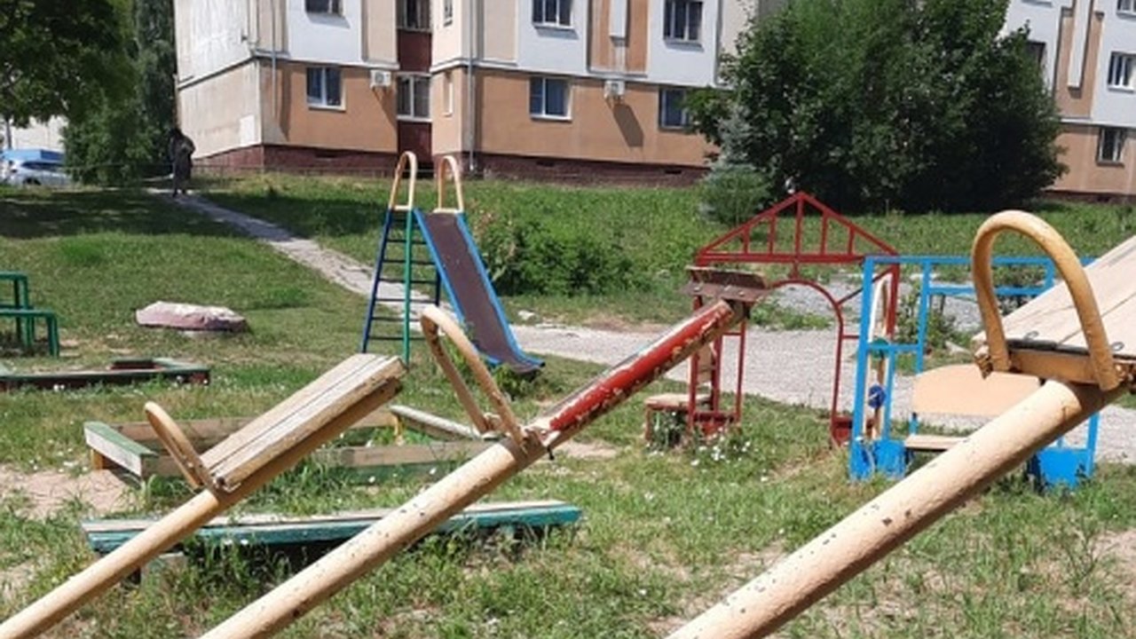 Главная картинка новости: В Чебоксарах горожане добились ремонта детской площадки