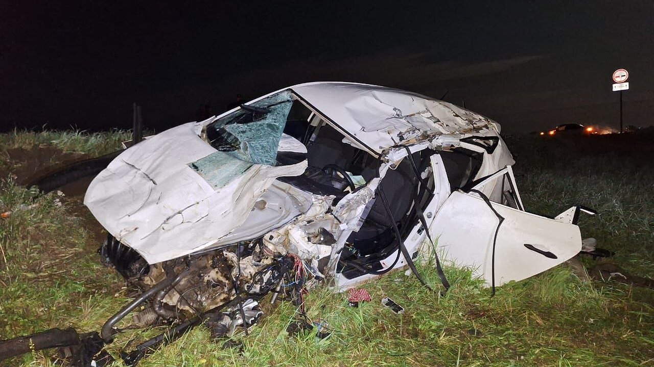 Главная картинка новости: Смертельная авария в Марий Эл: мужчина и ребенок погибли при столкновении легковушки с комбайном и грузовиком