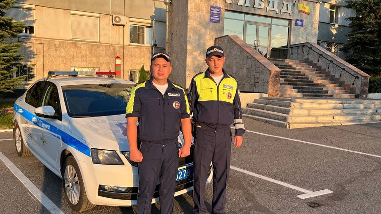 Главная картинка новости: В Чувашии полицейские остановили автомобиль, двигавшийся на высокой скорости, а там оказался мужчина без сознания