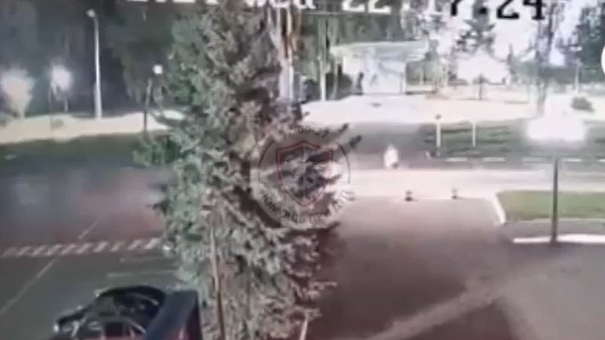 Главная картинка новости: Появилось видео, как легковушка сбивает насмерть женщину на переходе в Шумерле